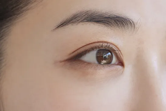 40代まぶたがたるんでアイラインがガタガタに。スムーズに引ける簡単テクとアイテム