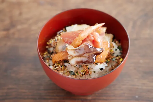 黄金比率のたれで！絶品『漬け丼』のレシピ。 【魚屋・栗原友さん直伝】