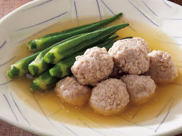 じんわり、しみウマ『鶏だんごとオクラのうま塩煮』のレシピ