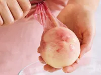 これは簡単！　桃の皮のきれいなむき方＆種の取り方【永久保存版・動画あり】