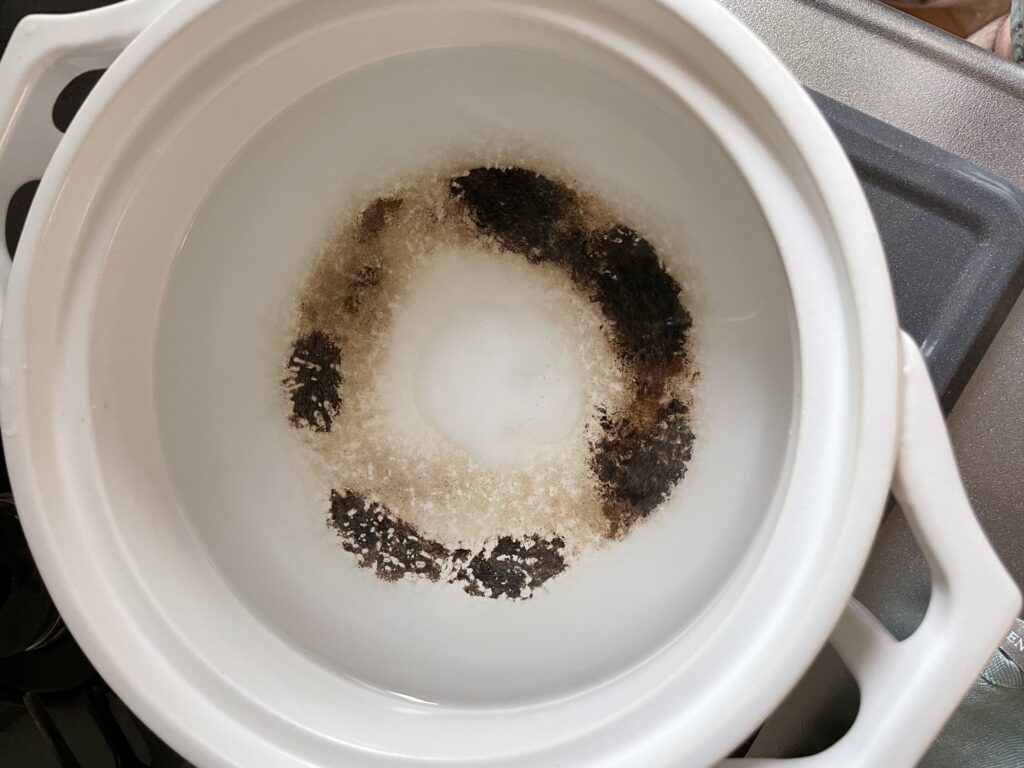 焦げ付いた土鍋に重曹を加えて煮る