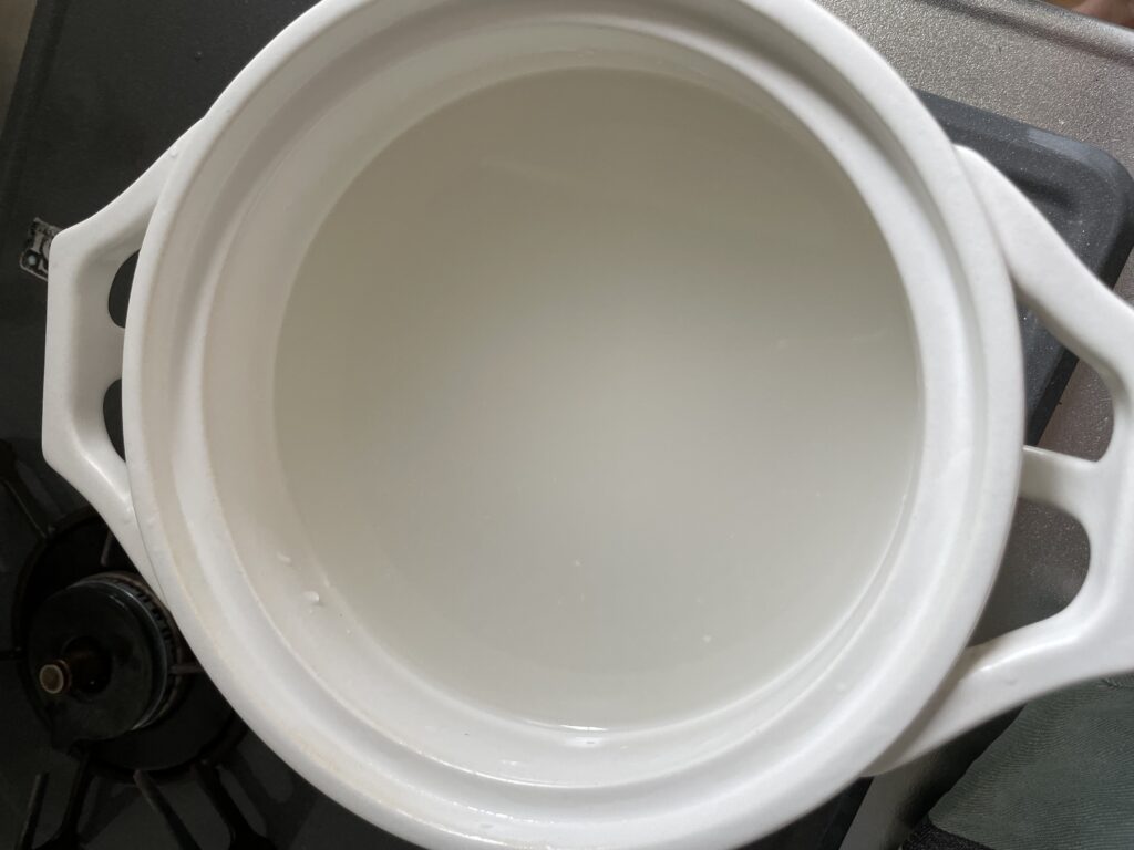 米のとぎ汁を使って土鍋の目止めを行う