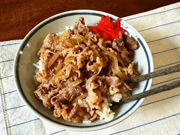 【山本ゆりさんの大反響レンジレシピ】レンチン１回で味しみ・店の味『レンチン牛丼』