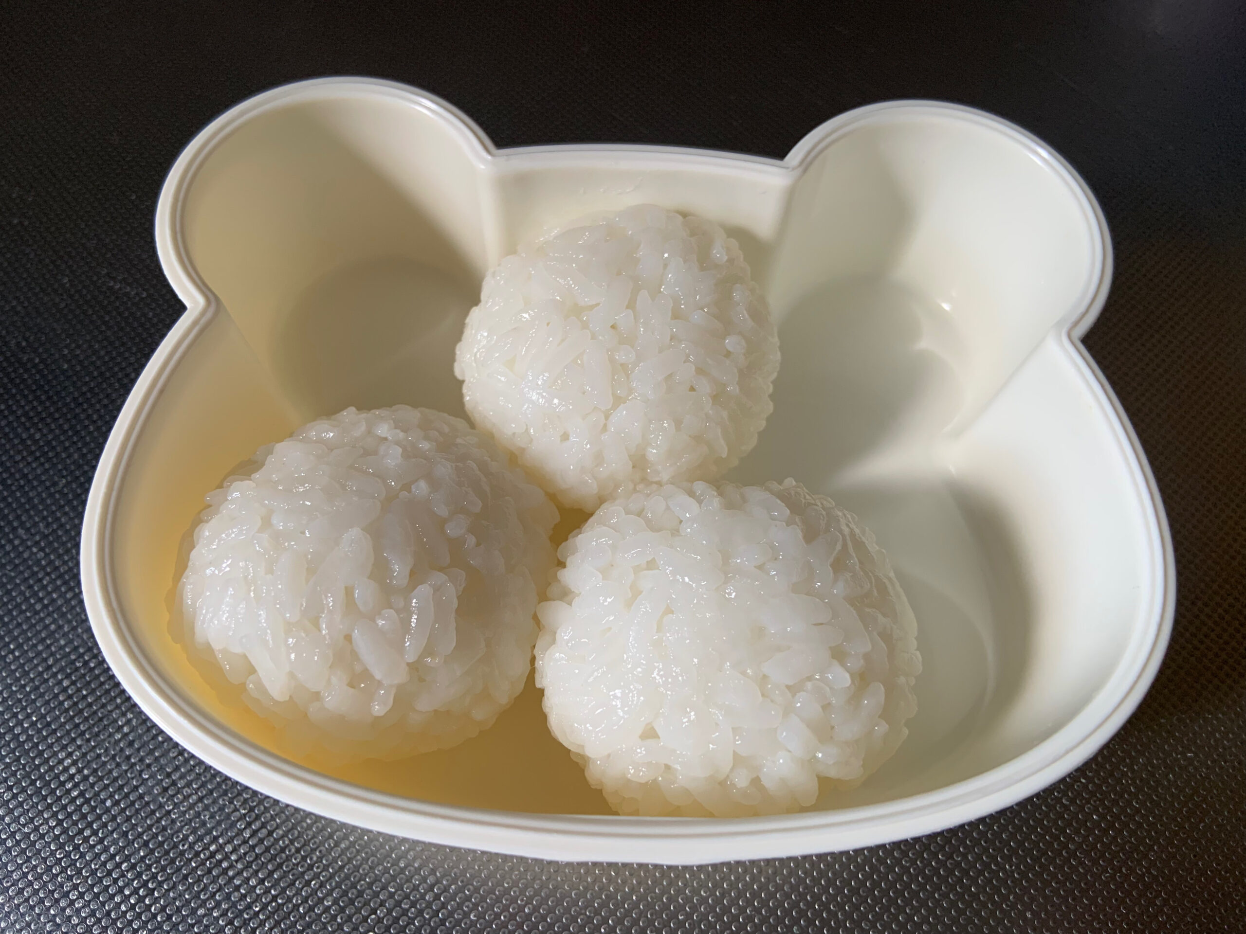 子供のお弁当を作る様子。おにぎり。