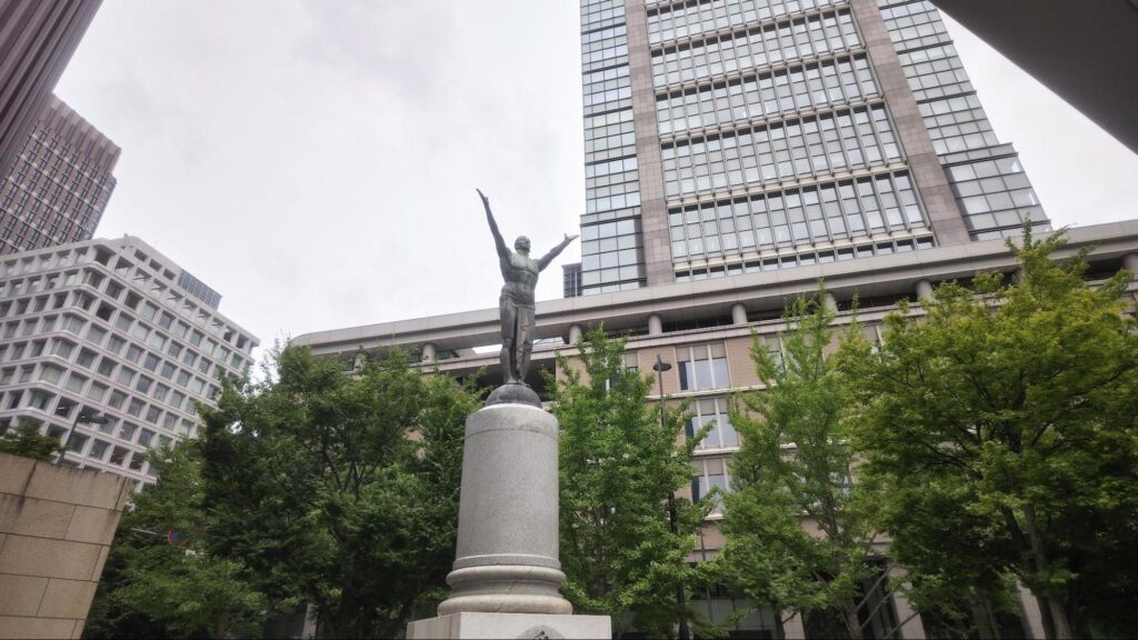 「アガぺの像」