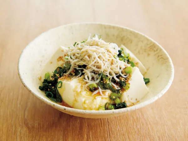マンネリ冷奴をベテラン料理家が解決！アツアツごま油がけ『具沢山おかずやっこ』