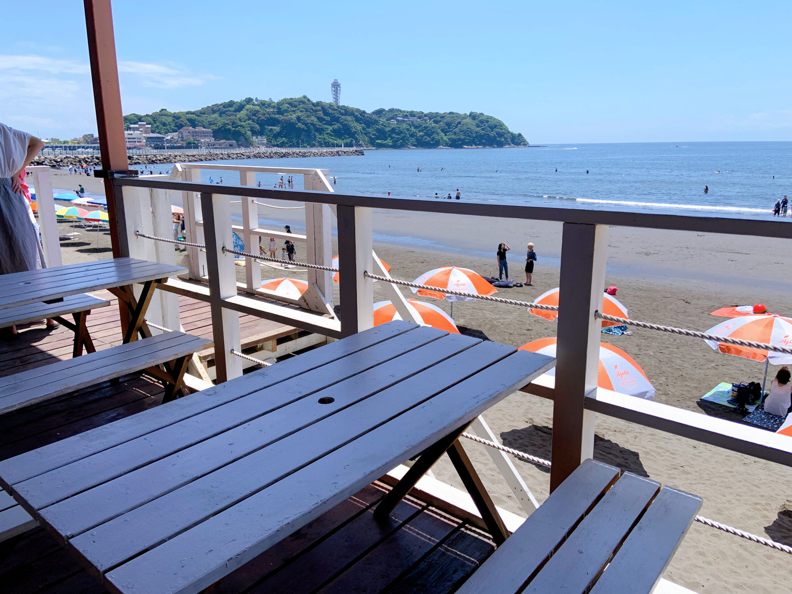 湘南・江ノ島前のビーチにある海の家からの景色