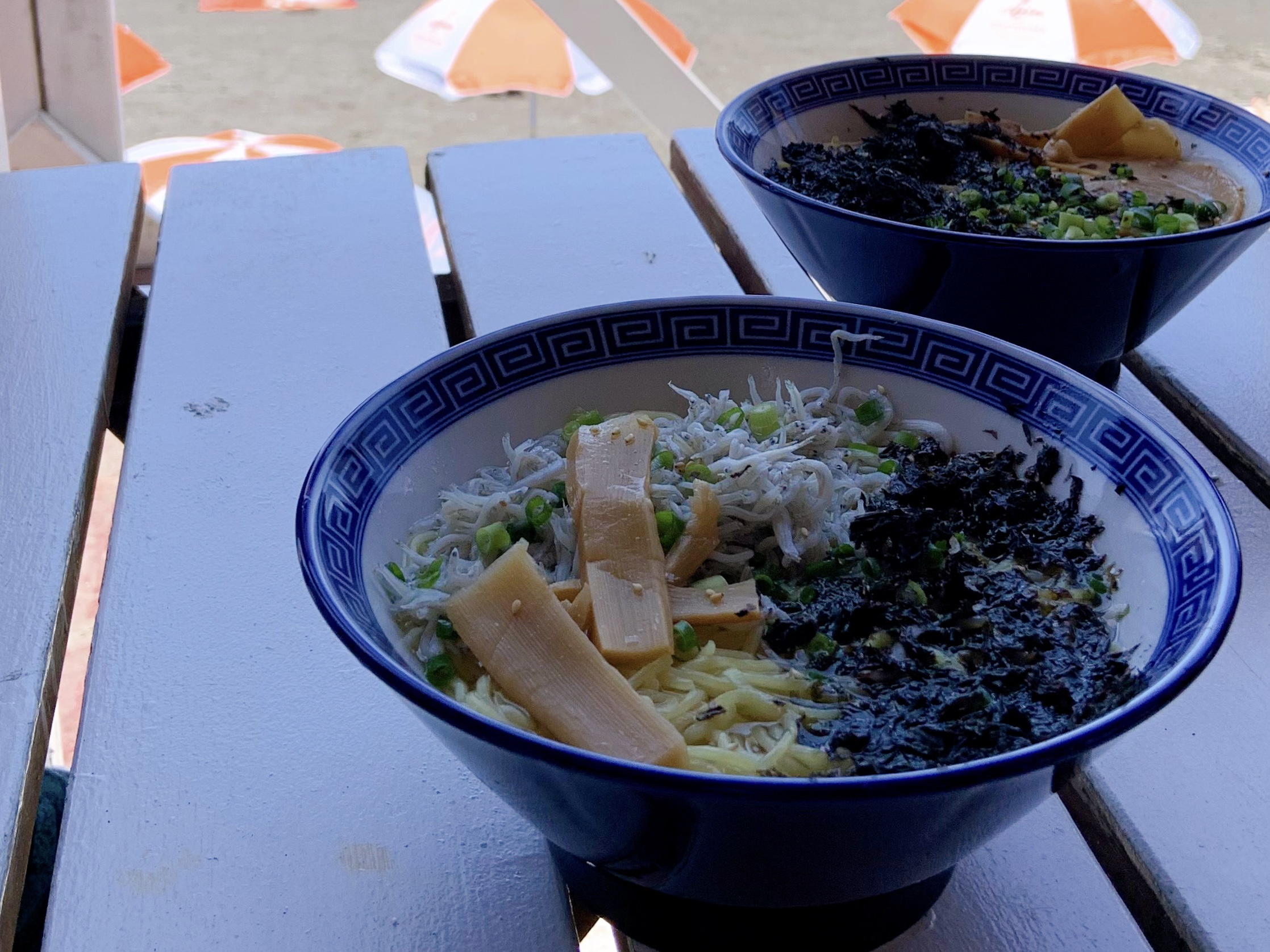 湘南・江ノ島前のビーチにある海の家で食べたしらすラーメン