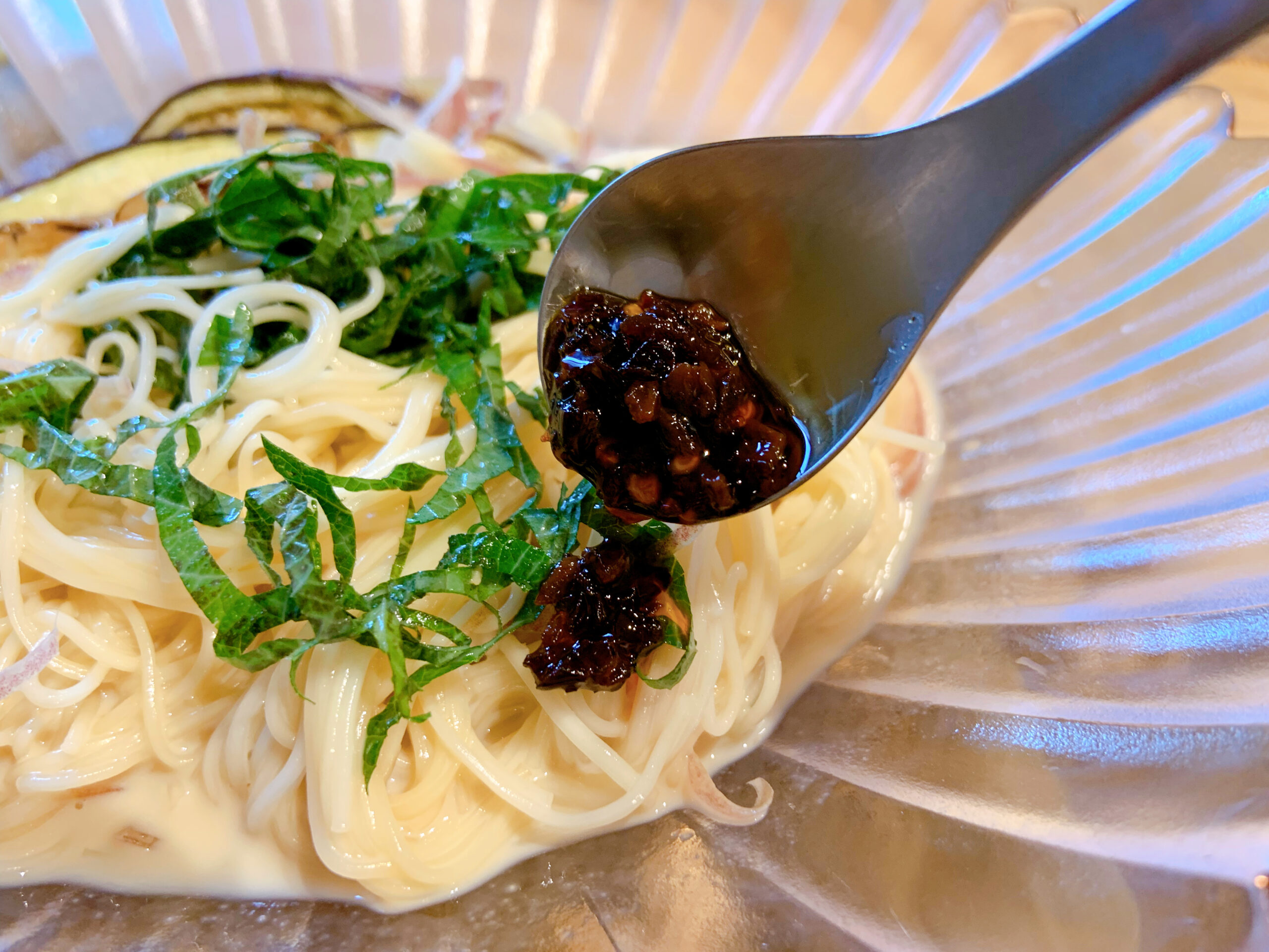 簡単まろやか、夏にぴったり!豆乳ぶっかけそうめんにラー油をちょい足し
