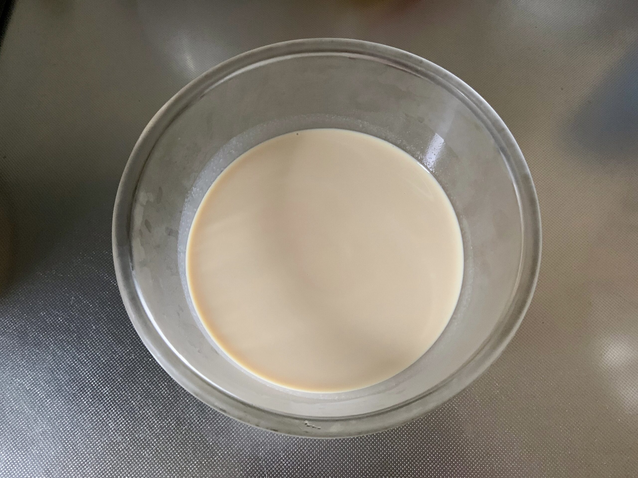 簡単まろやか、夏にぴったり!豆乳ぶっかけそうめんの材料。めんつゆと無調整豆乳を混ぜたもの