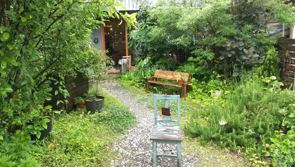 草木がいっぱいの店に続く小道