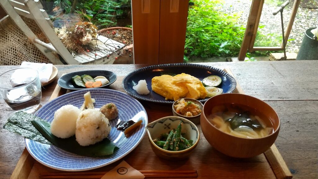 おにぎり、たまご焼き、お味噌汁などのプレートランチ