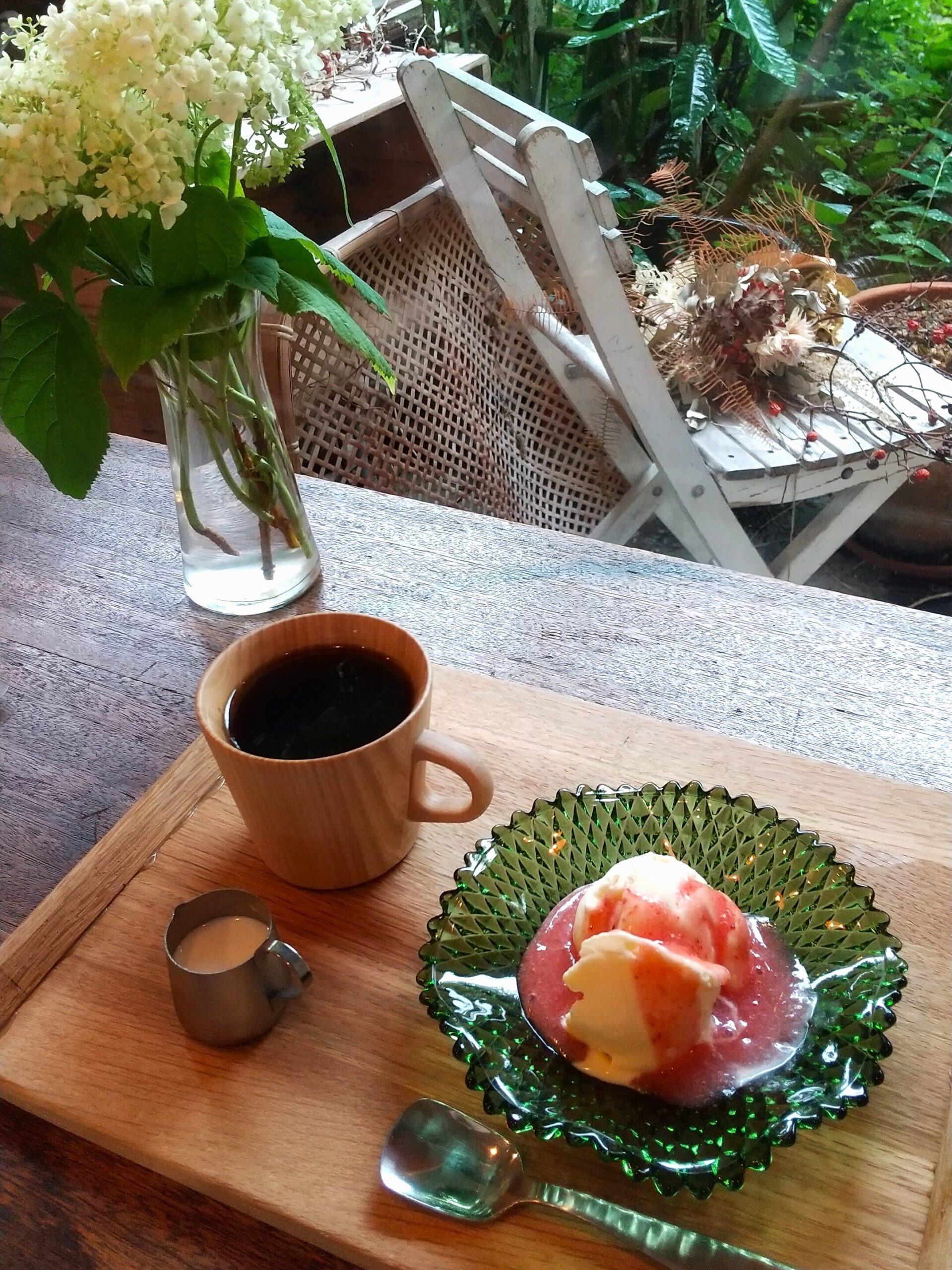 いちごソースをかけたアイスクリームとコーヒー