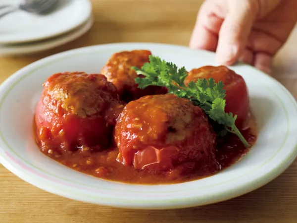 【トマト4個使い切り】うまみと肉汁あふれ出る『トマトの肉詰め』オーブンなしで手軽
