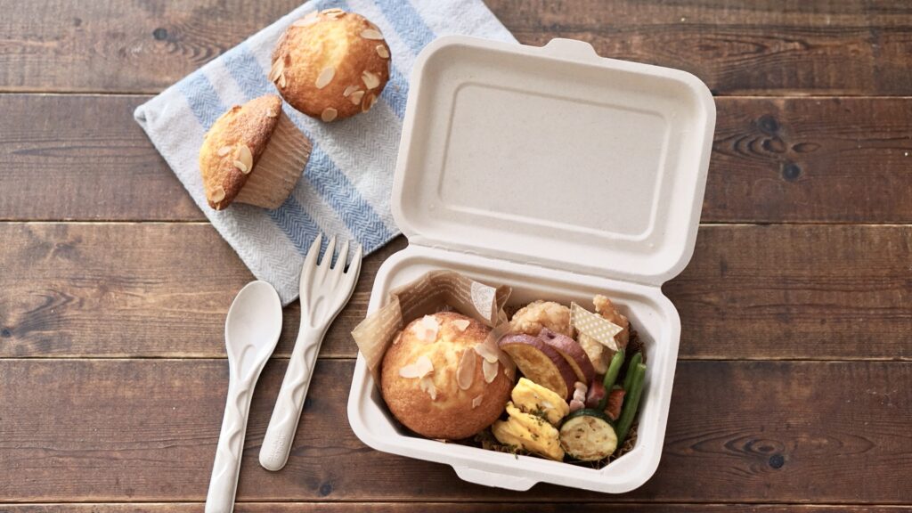 バガス容器で作るマフィンお弁当、塩バナナで作ったマフィンとさつまいもやズッキーニがおかずのお弁当です。