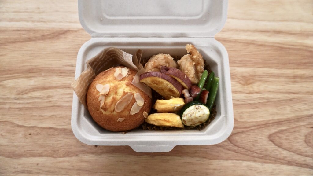 バガス容器で作るマフィンお弁当、塩バナナで作ったマフィンとさつまいもやズッキーニがおかずのお弁当です。実際のお弁当の詰め方。