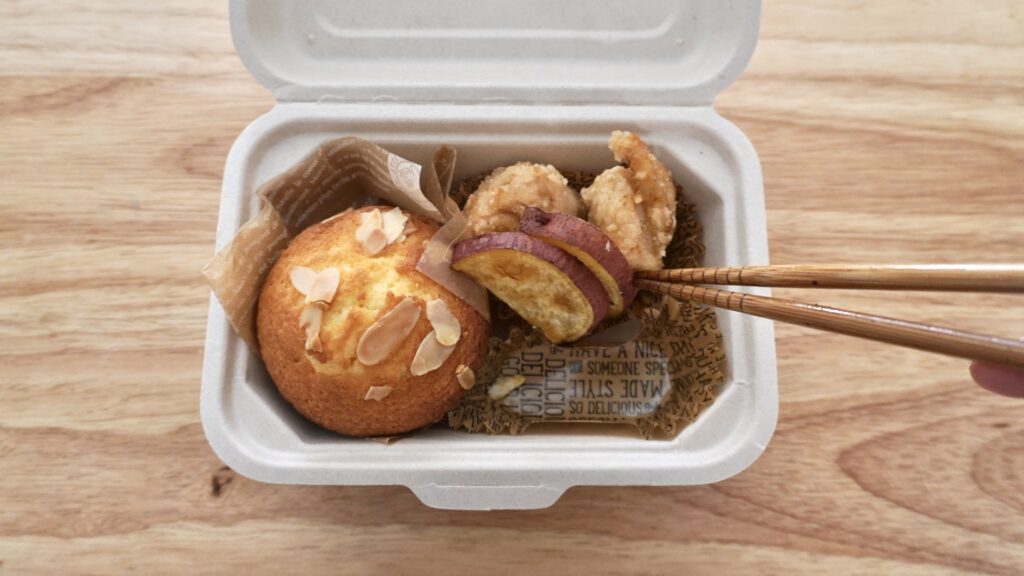 バガス容器で作るマフィンお弁当、塩バナナで作ったマフィンとさつまいもやズッキーニがおかずのお弁当です。実際のお弁当の詰め方。