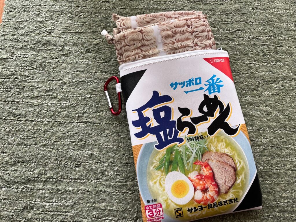 サッポロ一番塩らーめんそっくりのポーチとエコバッグ
