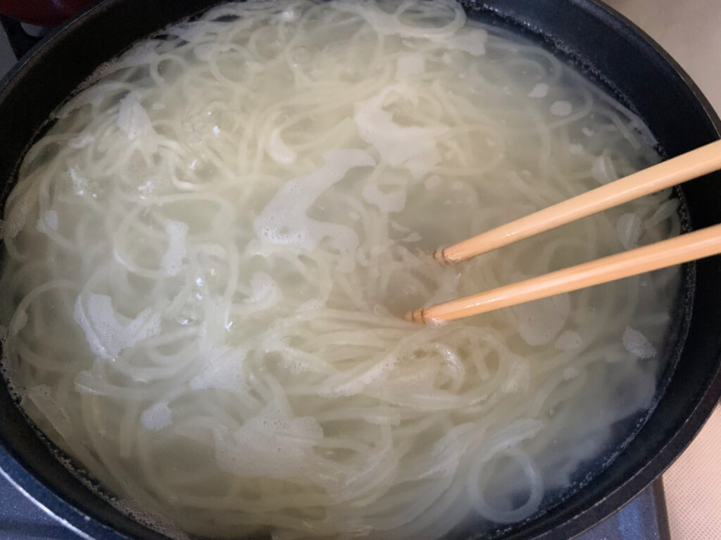 KALDIで買った盛岡発焼肉屋の冷麺、麺を茹でている様子