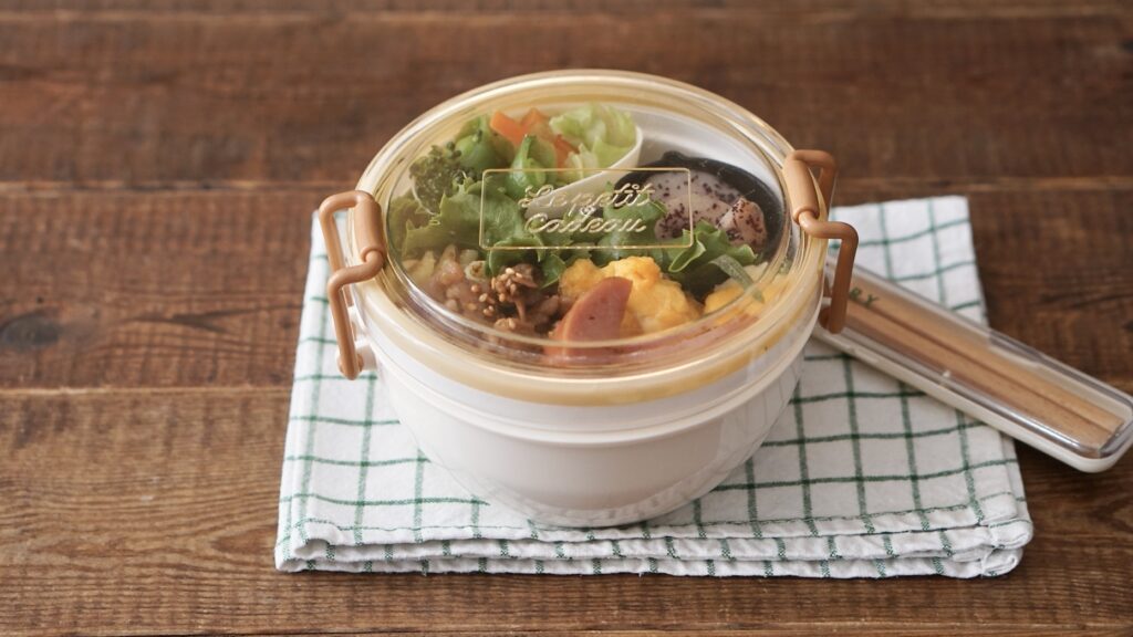 セリアの白い2段弁当に、ソーセージと卵、豚焼肉、キャベツ、にんじん、スナップエンドウ、ブロッコリーを詰めたお弁当。中学生弁当。朝ごはん詰めるだけ。100円のかわいいお弁当箱。中学生が喜ぶ弁当。