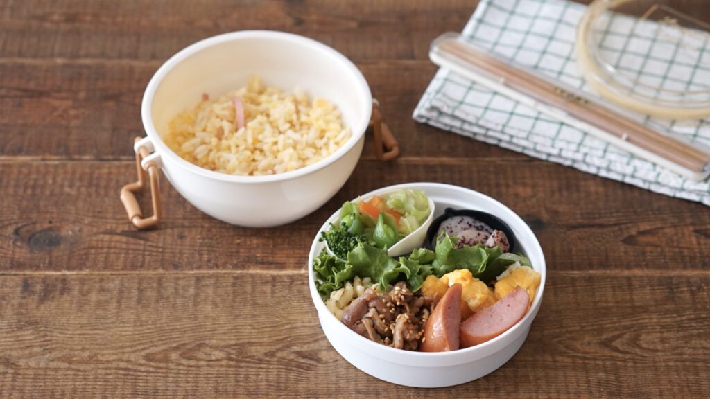 セリアの白い2段弁当に、ソーセージと卵、豚焼肉、キャベツ、にんじん、スナップエンドウ、ブロッコリーを詰めたお弁当。中学生弁当。朝ごはん詰めるだけ。100円のかわいいお弁当箱。中学生が喜ぶ弁当。