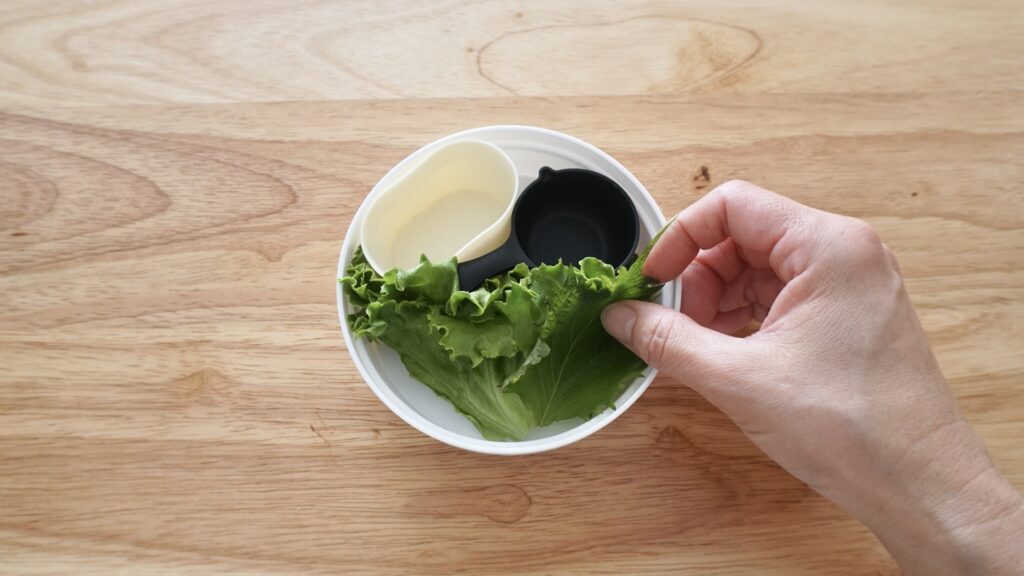 セリアの白い2段弁当に、ソーセージと卵、豚焼肉、キャベツ、にんじん、スナップエンドウ、ブロッコリーを詰めたお弁当。中学生弁当。朝ごはん詰めるだけ。100円のかわいいお弁当箱。中学生が喜ぶ弁当。