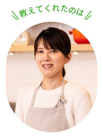 エプロンをつけた笑顔の松本ゆうみ（ゆーママ）さん