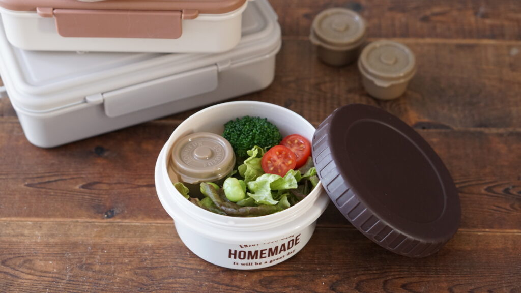 セリアの100円お弁当箱、新色、スモーキーカラー、茶色、茶系でかわいい。ワッツのお弁当箱はサラダに最適。ワッツのソース入れも茶色がかわいい。