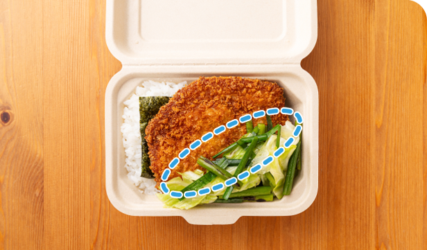 バガス容器いっぱいの白米の上に焼きのりと大きなカツと野菜炒め