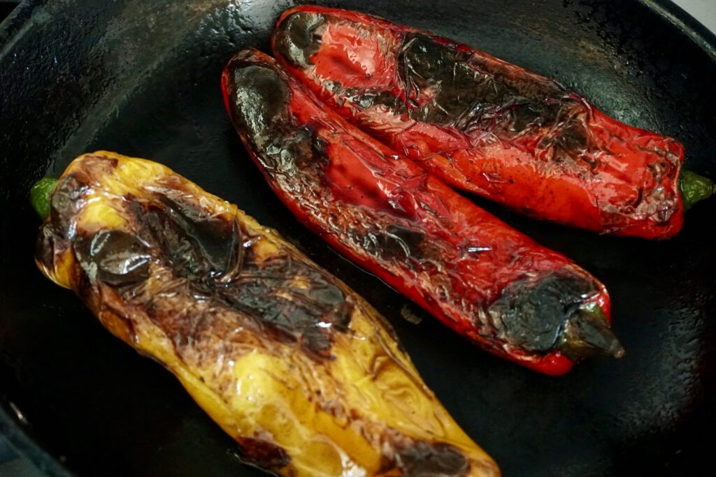 フライパンで焦げ目をつけて焼いているパプリカ