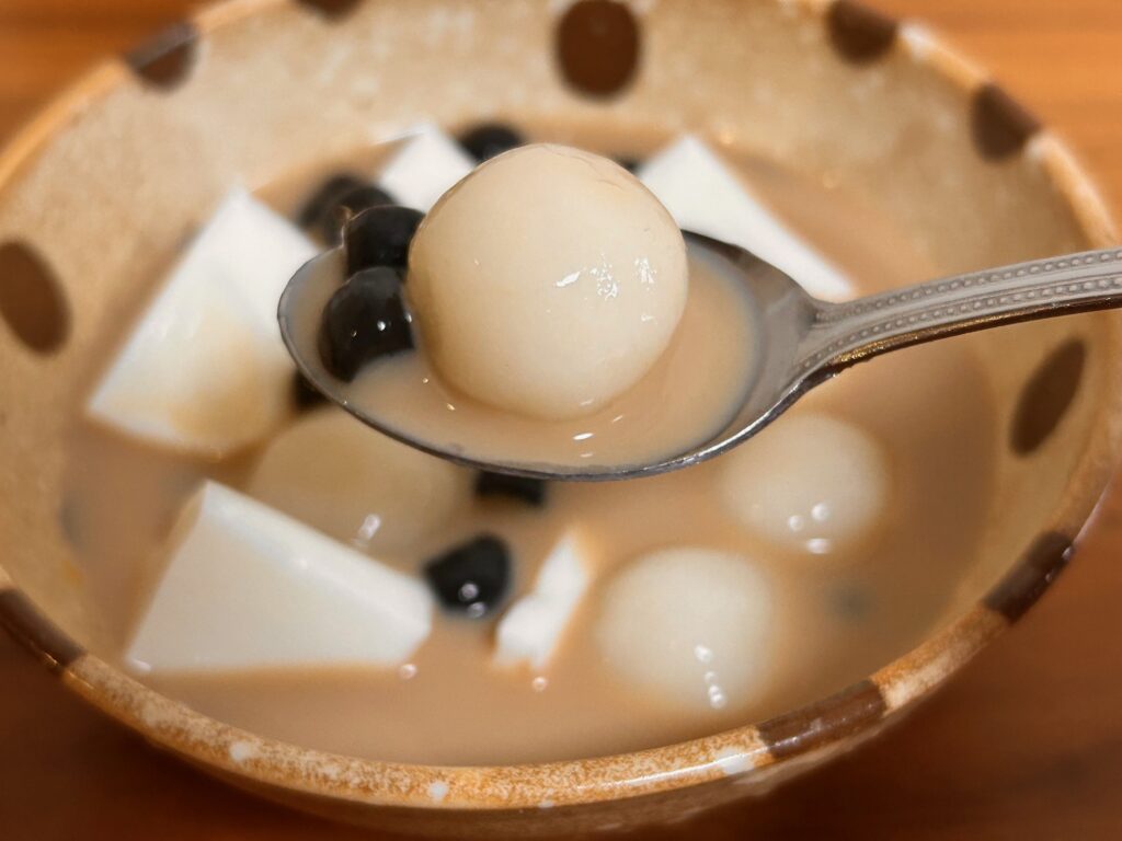 「冷やし白玉シロップ」を食べているところ