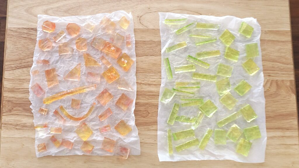かき氷シロップで作れる簡単な琥珀糖。ダイソーでも買えるシロップ、メロン、いちご、レモンを使っています。とても簡単に寒天と砂糖と水で作ることができます。カットして干しています。