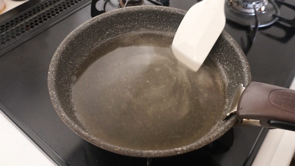かき氷シロップで作れる簡単な琥珀糖。ダイソーでも買えるシロップ、メロン、いちご、レモンを使っています。とても簡単に寒天と砂糖と水で作ることができます。寒天と水を火にかけて溶かします。