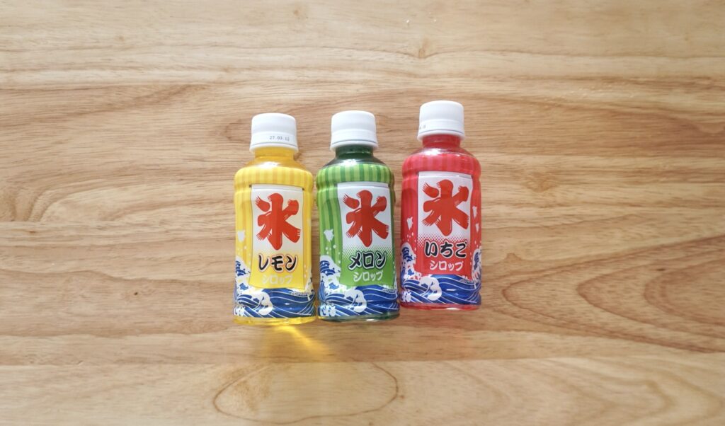 かき氷シロップで作れる簡単な琥珀糖。ダイソーでも買えるシロップ、メロン、いちご、レモンを使っています。とても簡単に寒天と砂糖と水で作ることができます。ダイソーのかき氷シロップは、いちご、メロン、レモンがあります。