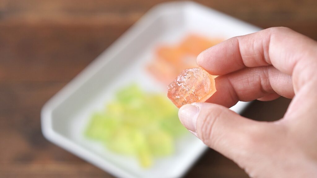かき氷シロップで作れる簡単な琥珀糖。ダイソーでも買えるシロップ、メロン、いちご、レモンを使っています。とても簡単に寒天と砂糖と水で作ることができます。カットして干しています。