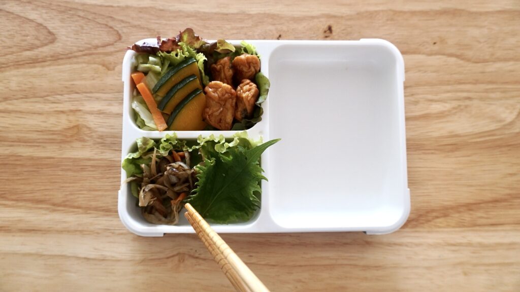 フードマンを使った夫のお弁当。夜におかずを詰めておき、朝に焼きそばを詰めるだけのお弁当。おかずのストックを味付けしなおして詰めるだけなので、とても簡単です。卵焼き、焼き肉、かぼちゃ、キャベツ。別添えにソースとワカメスープを一緒に入れておきます。