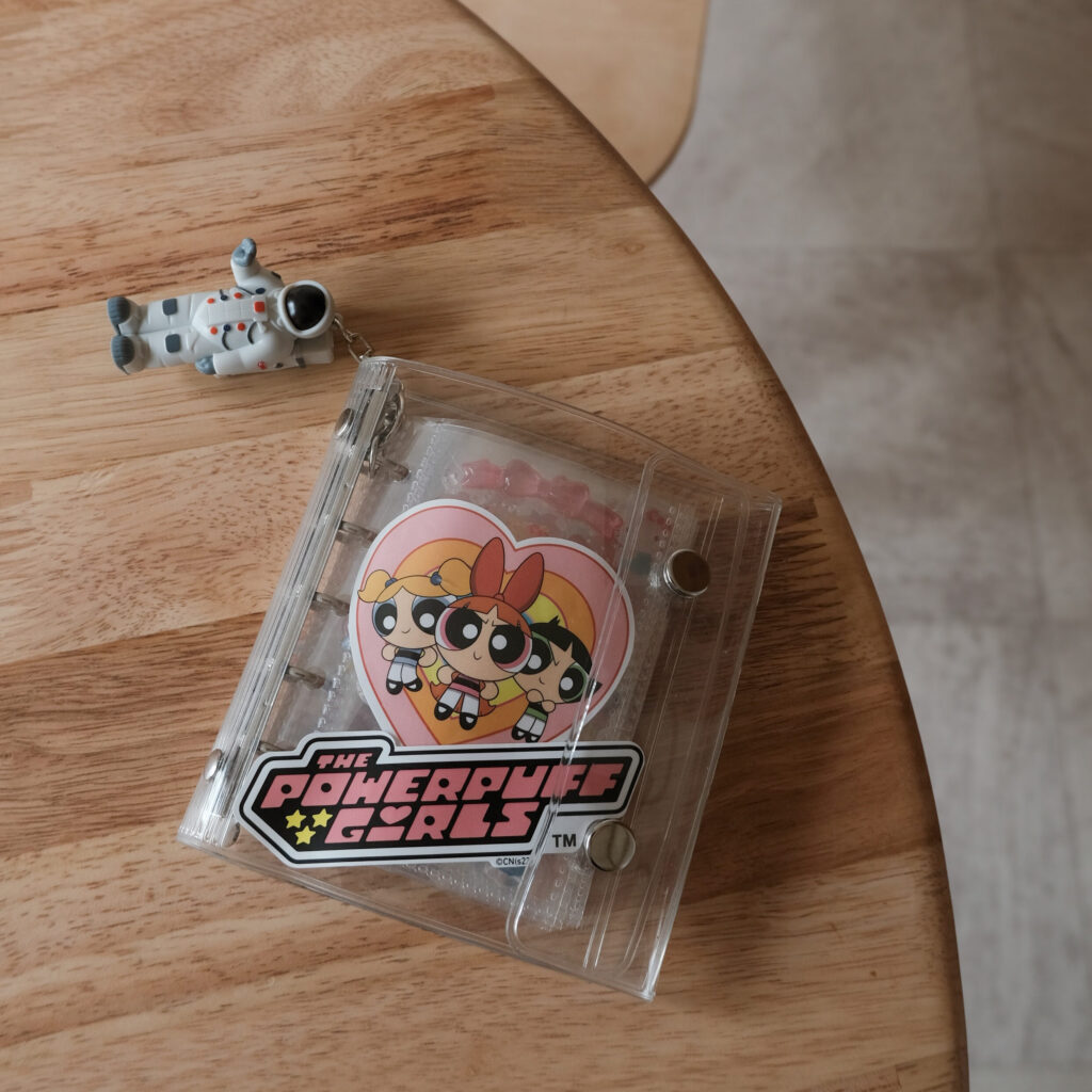 ブーム再び！大人もハマるシール帳