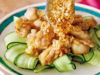 【大さじ3の油でカリカリ】揚げない『カンタン焼き油淋鶏』映える盛り付けのコツも