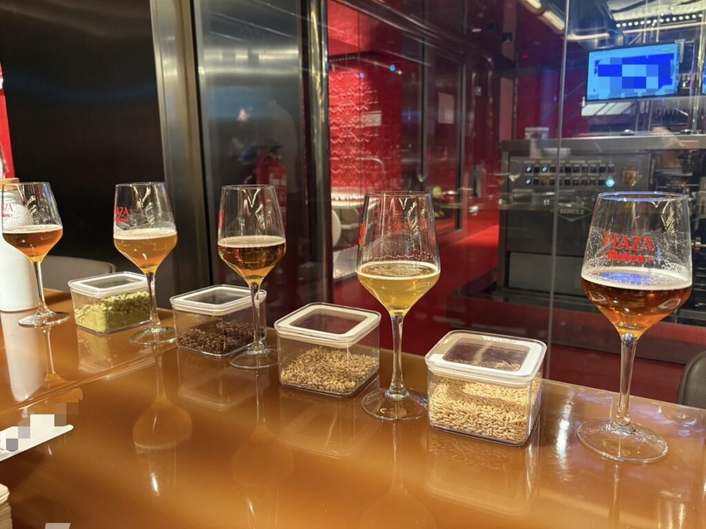 スペイン・マドリードのビール会社マオウ・サンミゲルのビール醸造所のビールテイスティングの様子
