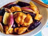 冷やして食べる鶏胸レシピ⁉味しみしみでたまらん『鶏むねとなすの黒酢揚げびたし』