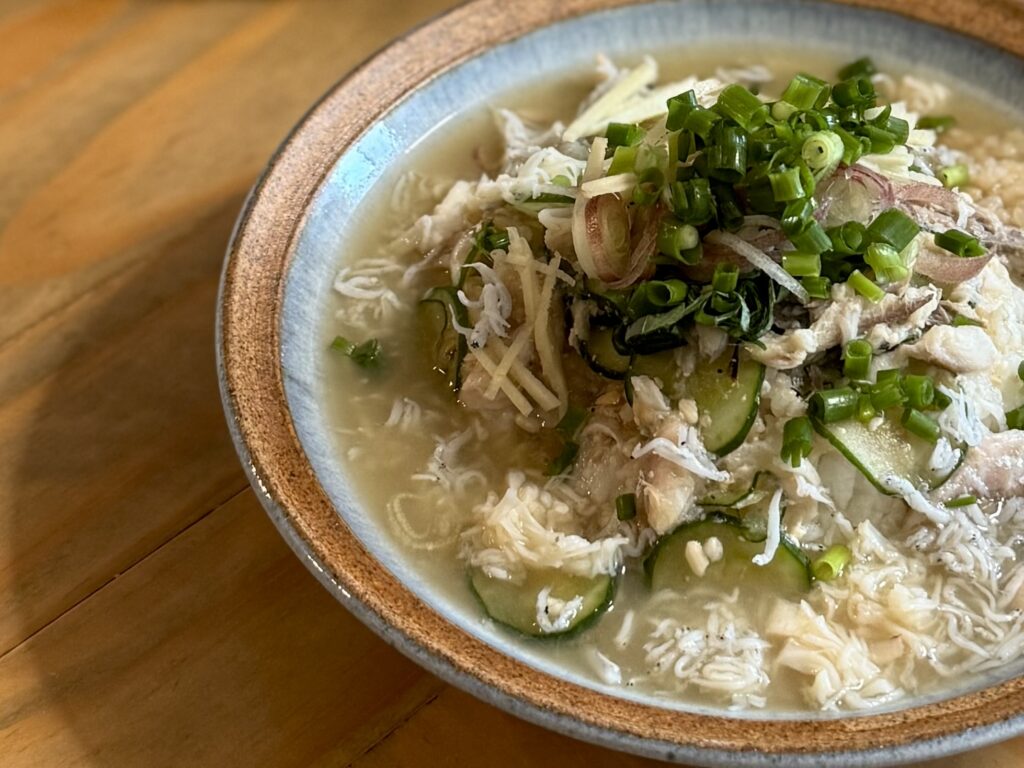 夏野菜のきゅうり、紫蘇としょうが、みょうがと小葱などのたくさんの薬味としらすとアジの開きを焼いて白だしと鰹節の出し汁焼いて香ばしくなった味噌とすりごまで味付けした冷や汁