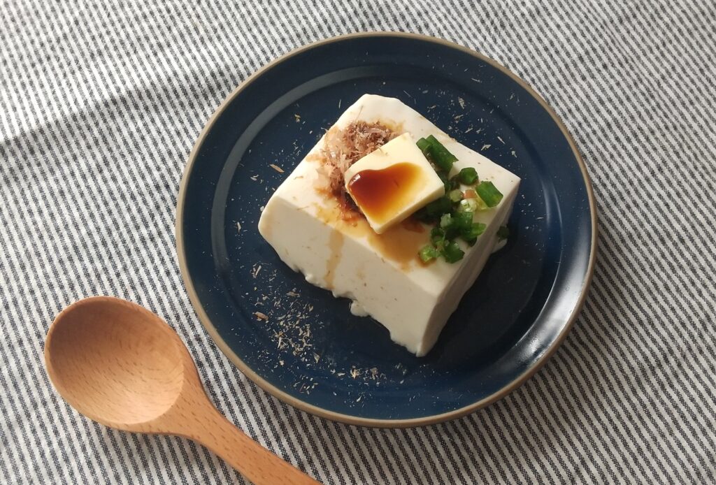 温かい豆腐にバターをのせたもの