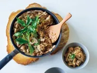 フライパンで時短・香ばしい。豚バラれんこんの卓ドン！炊き込みご飯／長谷川あかり