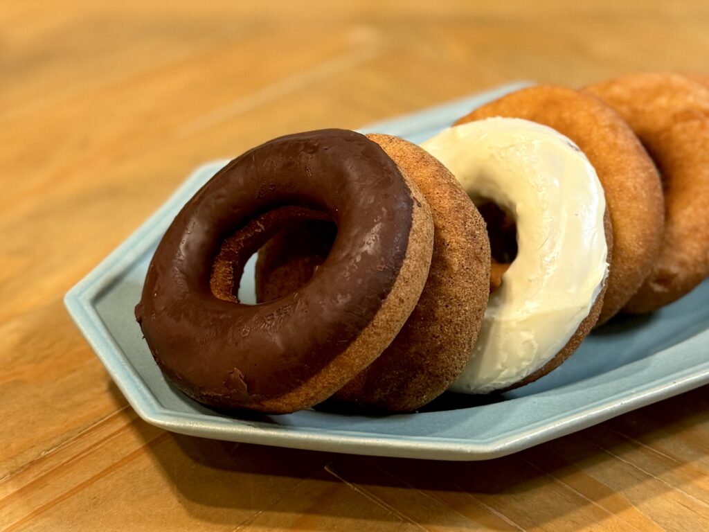 ダークチョコレート味と黒豆きなことホワイトチョコレートとプレーン全部で6個オーバルプレートに乗せて