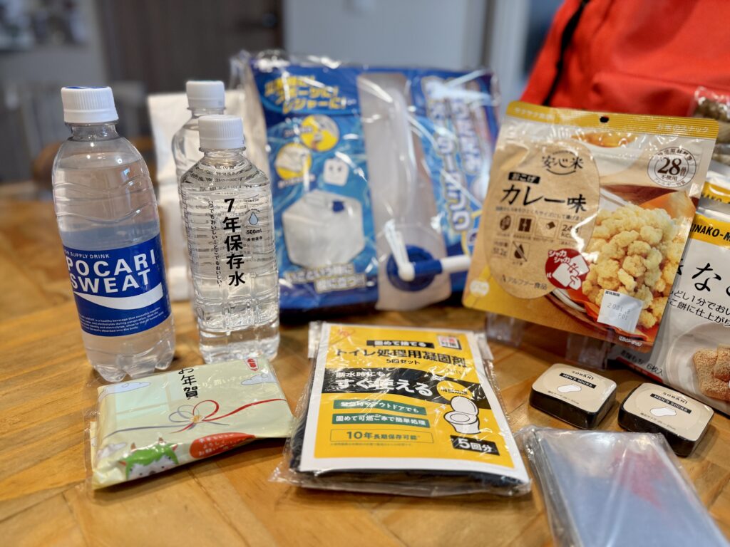 サンドラッグで貰ったお年賀ポケットティッシュとトイレ処理用凝固剤