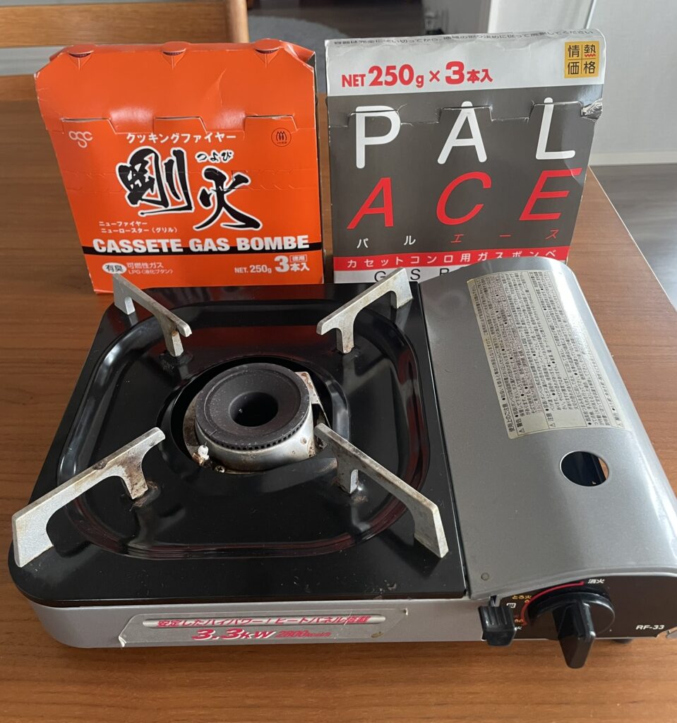 カセットコンロとガスボンベ