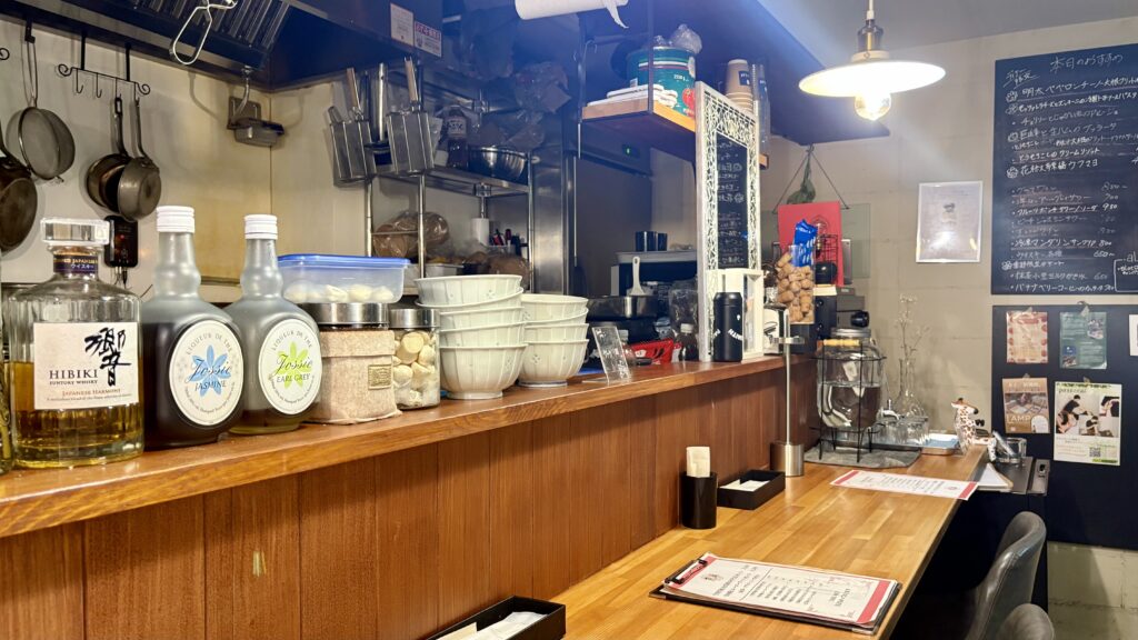 日野のa Lot cafe&barのカウンター席