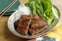 【ひき肉で焼き肉⁉】トレーで混ぜてパカッと焼くだけ。洗い物不要の革命レシピとは？