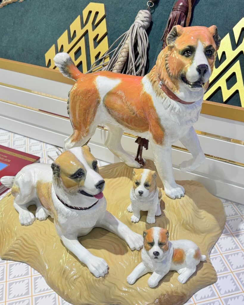 トルクメニスタン館の犬の置物