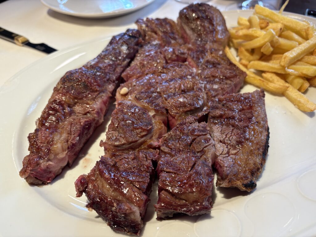 スペインのアビラの名物料理でアビラ牛骨付きリブロースステーキ Chuletón de Ávila